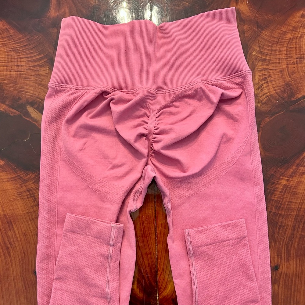 Curves N Combatboots (CNC) seamless leggings pink small (with booty scrunch)